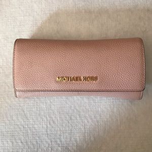 Michael Kors Jet Set Travel Carry All Flap Wallet